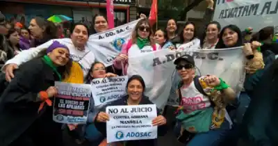 Una docente debe declarar ante la Justicia y ADOSAC para todo: "Abajo el juicio"