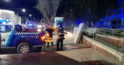 Se quedó en la calle con sus cinco hijos y acampó en el municipio: la decisión que tomó la comuna