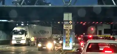 Un camión gigante quedó atrapado bajo un puente: lo que encontraron al revisar las cámaras dejó perplejos a los agentes