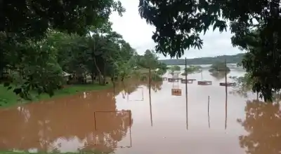 Evacuaron el destacamento de Prefectura en Puerto Mineral: hasta dónde llegó el río