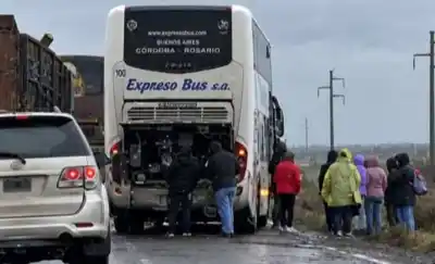 El micro quedó cruzado en la Ruta 151 y los pasajeros bajaron a la ruta a hacer algo inesperado
