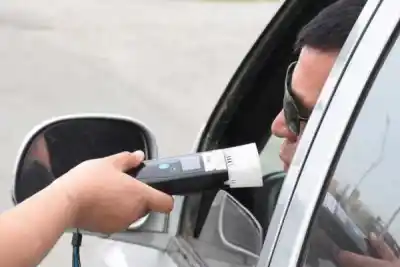 Manejaba zigzagueando por la ruta 51 y los policías no podían creer lo que marcó el test