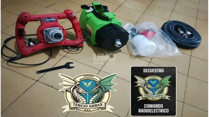 Una pareja cargaba una mezcladora de pintura por la calle: lo que no sabían es que la policía ya los buscaba