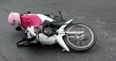 Salta: la moto chocó de atrás a una traffic detenida en Av. Paraguay y la conductora terminó en el San Bernardo