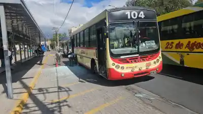 Un colectivo lleno empezó a humear en plena avenida y los pasajeros hicieron algo inesperado