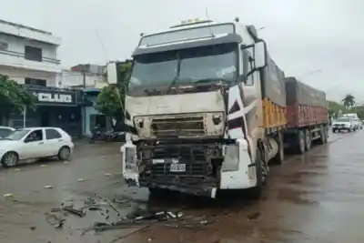 Un camión se quedó sin frenos en plena avenida Ferré: lo que encontró del otro lado
