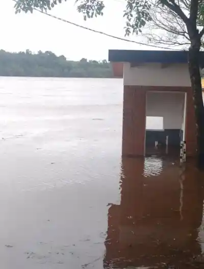 El río subió cinco metros en un día y El Niño no se va hasta 2027: el Litoral, en vilo