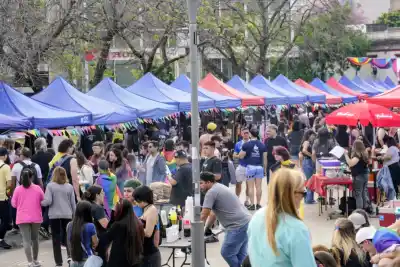 Plumas, glitter y una marcha que no para de crecer: así se vivió el orgullo en Rosario