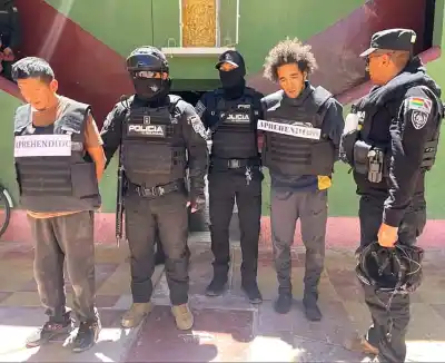 Escaparon por el pasaplatos del calabozo y tiraron algo al piso para frenar a los gendarmes