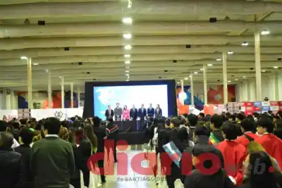 Santiago del Estero: 400 jóvenes debaten como diplomáticos de la ONU y el gobernador se metió en el juego