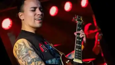 Chewelche en Catriel: se descolgó la guitarra en pleno show y el gesto que encendió las alarmas