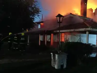 Tres jóvenes quedaron atrapados en un incendio: el desesperado intento de rescate que terminó en tragedia