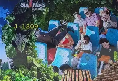 Subió a la montaña rusa más famosa del parque: en pleno ascenso, algo salió mal