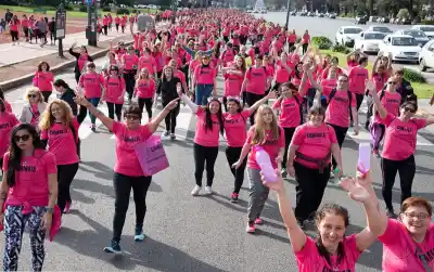 Mina Clavero se pinta de rosa: la caminata que busca generar conciencia