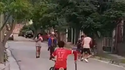Vecinos de la zona sudeste, hartos: menores armados con palos de hockey y piedras protagonizaron otra pelea callejera