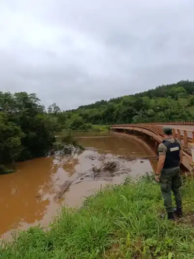 El Paraná sigue subiendo y dos puentes clave de la Ruta 12 ya están bajo la lupa: miden el agua cada hora