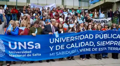 El abrazo que abrió la marcha: la UNSa vuelve a las calles y el rector no marcha