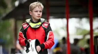 Un nene de Oberá corre en el circuito donde arrancaron Verstappen y Leclerc