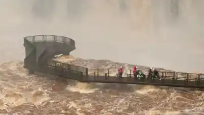 El río Iguazú creció sin freno y las Cataratas del lado brasileño activaron el protocolo: qué se cerró