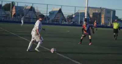 Camioneros no afloja en la Liga de los Barrios, pero en la C hay un líder que no pierde: así están las tablas
