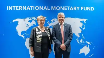 Caputo se reúne con Georgieva en Bangkok: qué necesita la Argentina para destrabar u$s869 millones