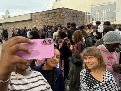 Francia: Greta Thunberg apareció en un colegio y los estudiantes lograron una cifra récord