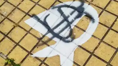 Rayaron los pañuelos de las Madres en una plaza de Casilda: la reacción de la Comisión
