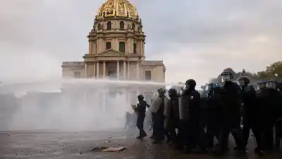 Francia arde: los estudiantes coparon las calles y la policía no tuvo piedad