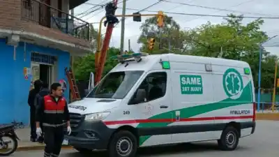 Palpalá: el operario que murió electrocutado en el centro trabajaba sobre un poste del alumbrado