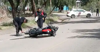 Dos ambulancias, un hospital y una moto: el choque en El Challao que terminó con dos trasladados