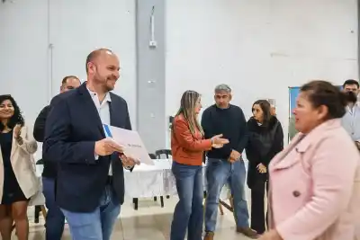 Cerrillos: cientos de familias dejaron de esperar y ya tienen el papel que las protege