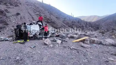 Una camioneta cayó al vacío en la Ruta 52: quién viajaba adentro y qué encontraron los rescatistas