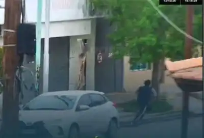 Lo vieron rompiendo un auto estacionado y la policía llegó antes de que pudiera escapar