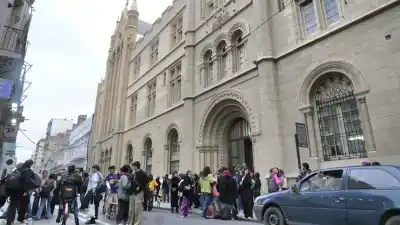 Toman dos facultades de la UNR y arman vigilia en La Siberia: qué se votó en Psicología