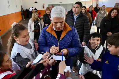 Un cartel de 'Cumplimos' y un número que sorprendió a Poggi en la Escuela N°114 de La Toma