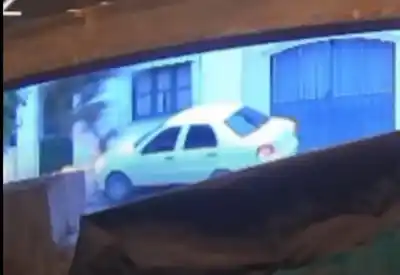 Manejaba por el centro de Quijano, se subió a los escombros y lo que dejó atrás hizo intervenir a la Policía