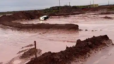 El temporal aisló Rincón de los Sauces: dos personas salieron de la camioneta que arrastró el arroyo