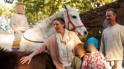 Una familia vivía en el bosque y lo que encontraron los servicios sociales desató una batalla judicial