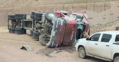 Manejaba un camión con bobinas por la ruta 7 y terminó atrapado en la cabina