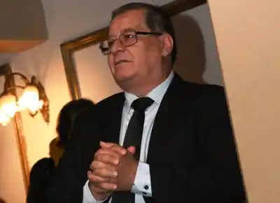 41 años barriendo la vereda del Teatro Español: el homenaje que lo hizo llorar