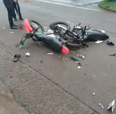 Dos motos chocaron en Iguazú: un joven de 26 años no llegó con vida al hospital