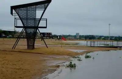El Paraná sube y las playas de Posadas amanecen con basura: el operativo que no se detiene