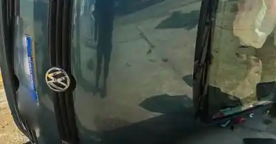 Volcó sobre la vereda frente al supermercado Costa Azul: el detalle que quedó a la vista