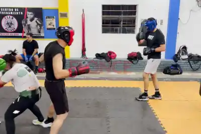 Diez años de boxeo en Paracao: un profe se calza los guantes y debuta en el ring
