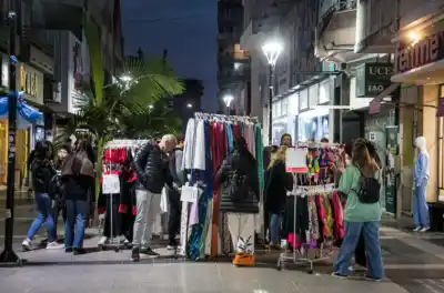 Más de 80 comercios de la peatonal vuelven a salir a la calle: qué habrá a las 18