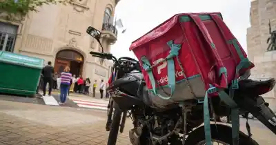Rosario avanza con refugios para repartidores: dónde se instalarán y qué servicios tendrán