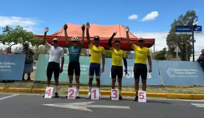 61 ciclistas, un circuito y un nombre que se llevó todos los flashes en Catamarca