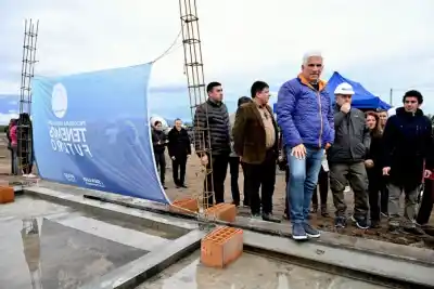 Poggi volvió a La Toma y la obra de 20 casas ya muestra los primeros movimientos