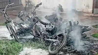 Tres motos secuestradas ardieron en el patio de la Comisaría 8°: dos hipótesis y un detenido en la mira