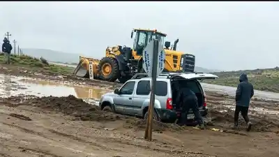 La feria de Los Catutos terminó con dos familias rescatadas y una camioneta enterrada en el barro